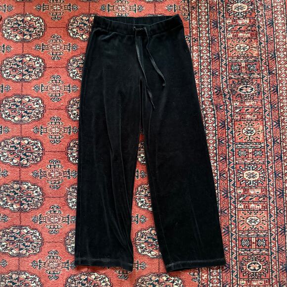 White Stag Women's Black Velour 2-Pc. Track Suit in Immaculate Condition - Picture 8 of 10